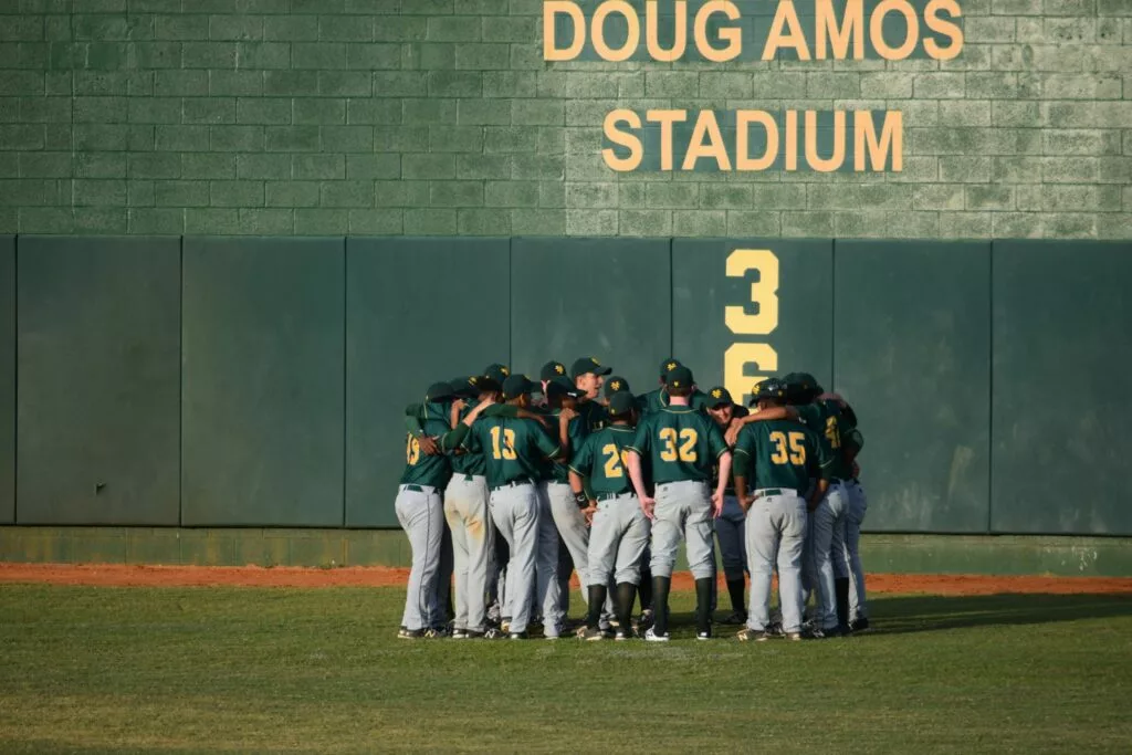 baseball players huddling